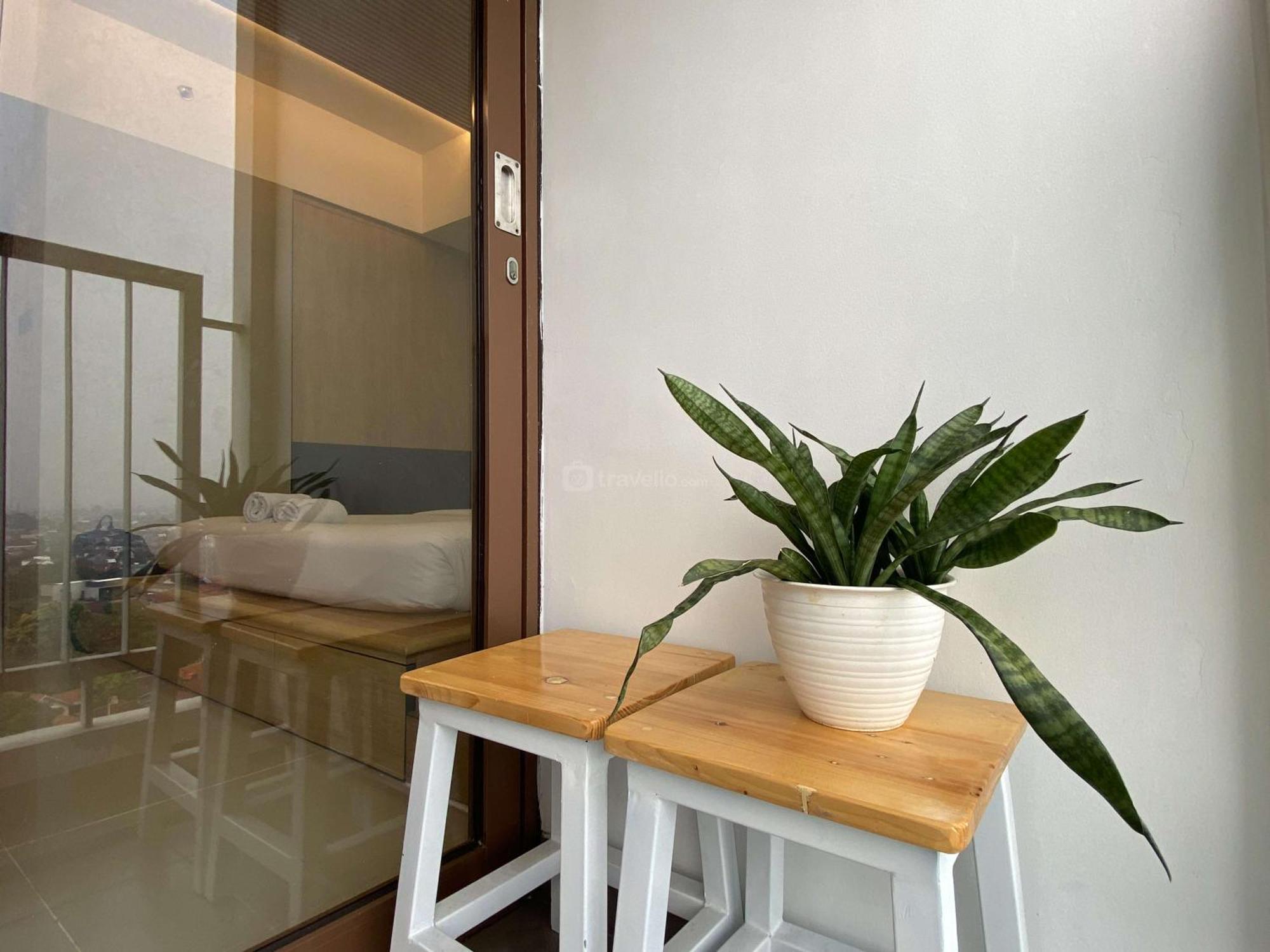Modern Look At Gateway Park Lrt By Travelio Apartemen Bekasi