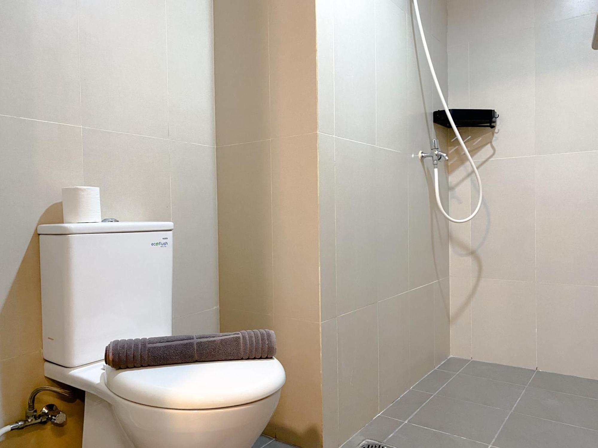 Modern Look At Gateway Park Lrt By Travelio Apartemen Bekasi